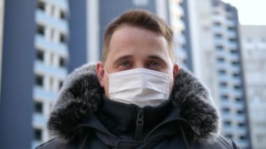 Virüslere ve enfeksiyonlara karşı maskeli bir adam. Coronavirus 2019-ncov covid-19 konsepti.