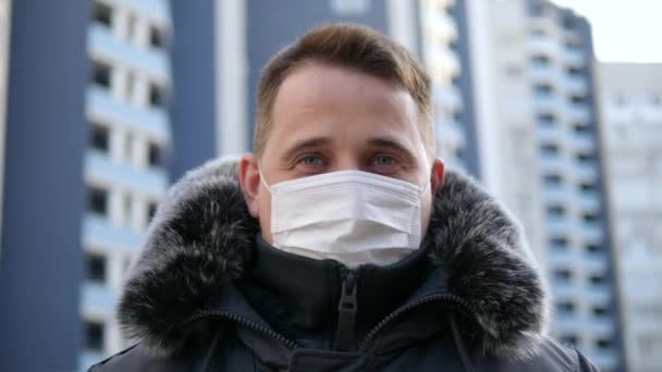 Virüslere ve enfeksiyonlara karşı maskeli bir adam. Coronavirus 2019-ncov covid-19 konsepti. — Stok video