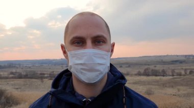 Tıbbi maskeli bir adamın yüzü..