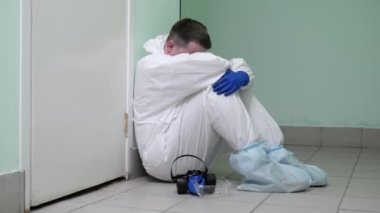 Doktor adam bir hastanenin zemininde oturuyor..