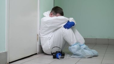 Doktor adam bir hastanenin zemininde oturuyor..