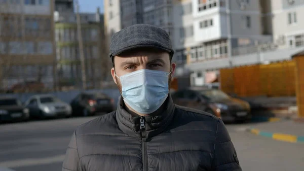 Uomo barbuto con maschera medica guardando la fotocamera . — Foto Stock