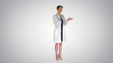 Doktor kadın, izole edilmiş alkış ve arka planda alkış üzerine tıbbi ceket giyiyor..