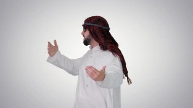 Güneş gözlüklü yakışıklı Arap Şeyhi, gradyan arka planda güzel dans ediyor..