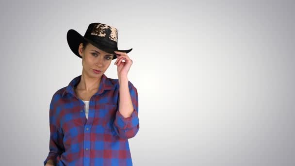 American Woman Cowgirl Posing to Camera på lutning bakgrund. — Stockvideo