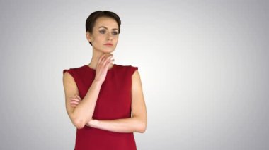 Eğilim arkaplanı üzerinde kısa saçlı bir model.