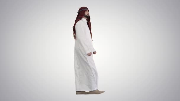 Xeque árabe confiante com barba andando sobre fundo gradiente . — Vídeo de Stock