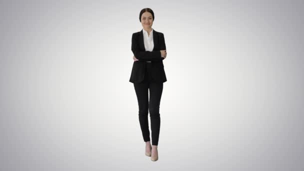 Jonge zelfverzekerde zakenvrouw met gevouwen handen op gradiënt achtergrond. — Stockvideo