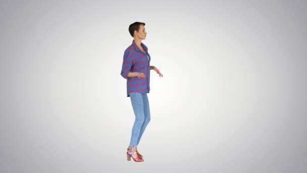 Cabeludo curto mulher casual dançando no fundo gradiente . — Vídeo de Stock