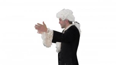 Wolfgang Amadeus Mozart gibi giyinmiş bir adam beyaz arka planda orkestra yönetiyor..