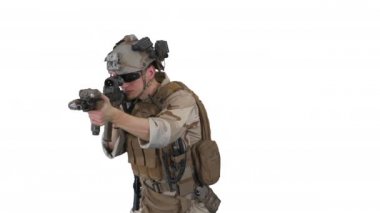 Beyaz arka planda tüfekle düşman arayan bir asker..