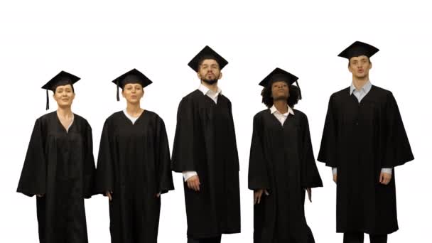 Skupina absolventů Studenti zpívají jako sbor na bílém pozadí. — Stock video
