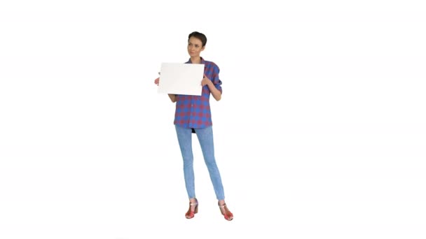 Ελκυστική γυναίκα δείχνει λευκή λευκή αφίσα σε λευκό φόντο. — Αρχείο Βίντεο