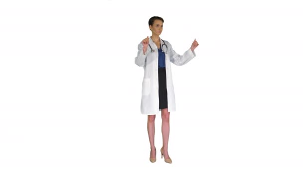 Gezondheidszorg, geneeskunde en technologie concept - glimlachende vrouwelijke arts wijzen naar iets of druk op denkbeeldige knoppen op witte achtergrond. — Stockvideo