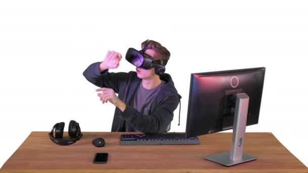 Jongeman met vr headset manipuleren van virtuele objecten op witte achtergrond. — Stockvideo