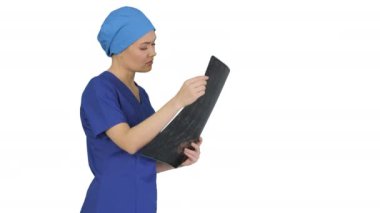 Ciddi bir kadın doktor beyaz arka planda beyin MR 'ına bakıyor..