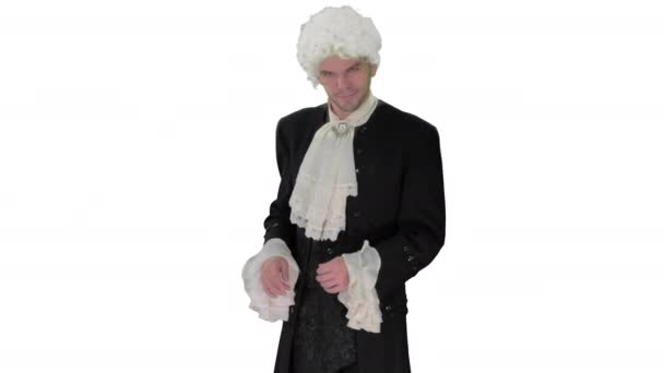 Homem no século 18 camisola e peruca fazendo gesto de boas-vindas no fundo branco . — Vídeo de Stock