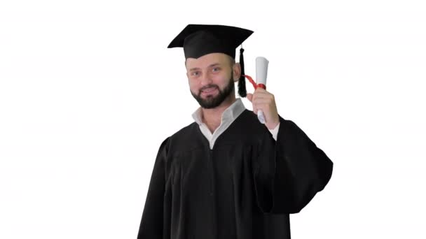 Jovem masculino sorrindo graduado mostrando polegar para cima no fundo branco . — Vídeo de Stock