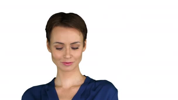 Krátkosrstá dívka fouká polibek na bílém pozadí. — Stock video