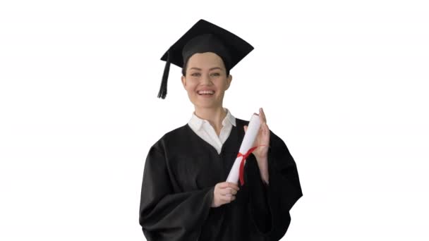 Graduação mulher sorrindo e olhando feliz no fundo branco . — Vídeo de Stock