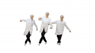 Genç erkek doktorlar beyaz arka planda dans ediyorlar..