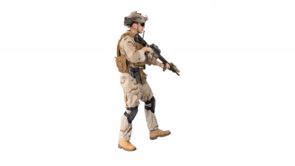 Soldat setzt sich zum Zielen und Schießen mit Gewehr auf weißem Hintergrund. — Stockvideo