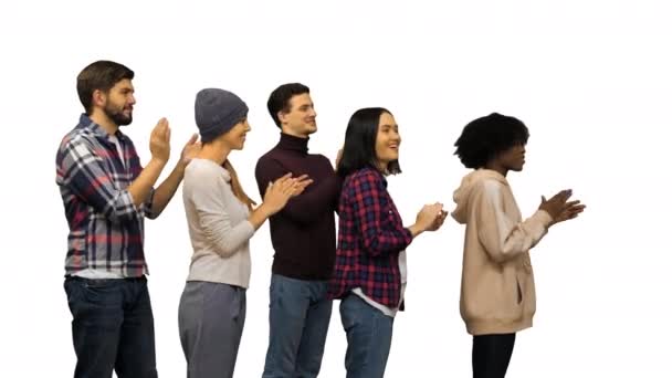 Gelukkig jonge mensen klappen handen op witte achtergrond. — Stockvideo