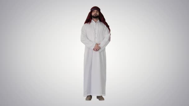 Ciddi Arap şeyhi, keffiyeh giyip arka planda duruyor.. — Stok video