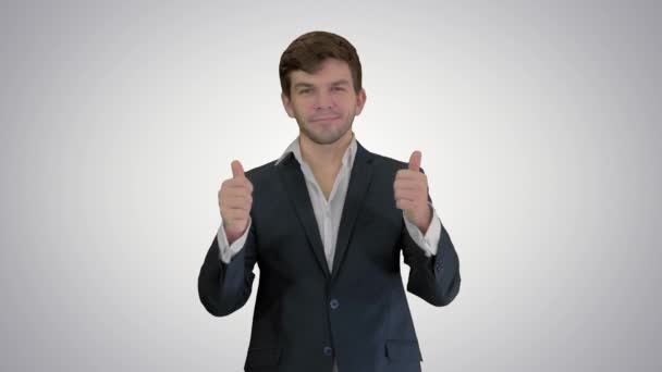 Giovane uomo d'affari andando pollici in su e gesto ok dopo su sfondo gradiente . — Video Stock