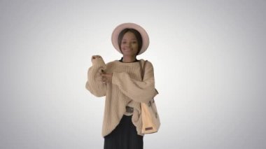 Tarz sahibi Afro-Amerikalı güzel bir bayan, arka planda dans ediyor..