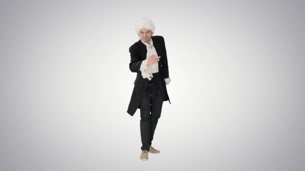 Ένας άνδρας ντυμένος ως αυλικός ή πρίγκιπας 18-19 ετών χαιρετισμός σε βαθμιδωτό φόντο. — Αρχείο Βίντεο