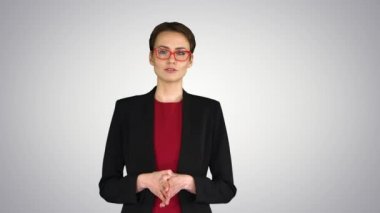 Güzel, modaya uygun, video blogu çeken bir kadın grafiksel arka planda kamerayla konuşuyor..