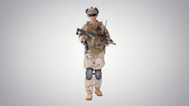 US Army soldier in combat uniform walking on gradient background. — Stock Video