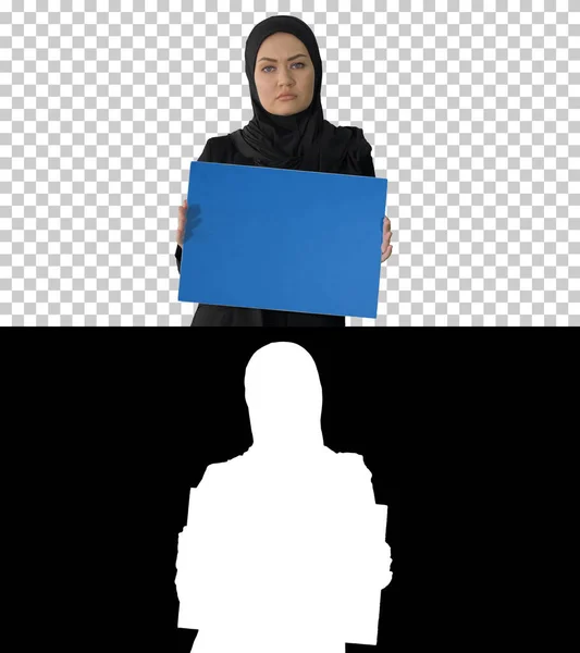 Muszlim nők tiltakoznak a hölgy fekete ruhában, és a kezében egy üres — Stock Fotó