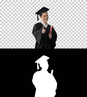 Diplomasını elinde tutan mutlu mezun kadın, Alfa Kanalı.