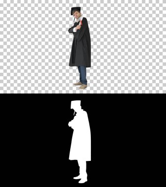 Yüksek lisans öğrencisi diplomasını tutuyor ve doktora için poz veriyor.