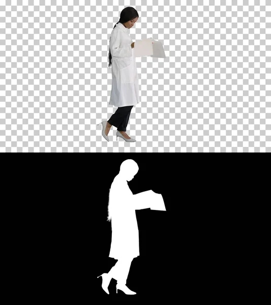 Afro amerikai orvos nő sétál és nézi cardiogram rec — Stock Fotó