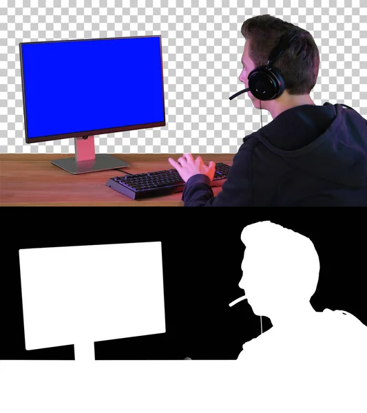 Jogador profissional jogando em jogos de vídeo no monitor Mock-up, Alpha Chann — Fotografia de Stock