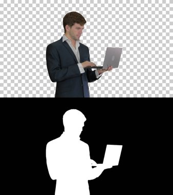 İş adamı dizüstü bilgisayar kullanıyor. Harika haberlerim var, Alfa Cha.