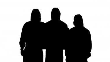 Siluet. Koruyucu takım elbiseli üç doktor ellerinde boş tahta tutuyor..