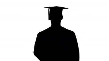 Siluet Genç öğrenci telefon yürüyüşü kullanarak tıbbi maske takıyor..