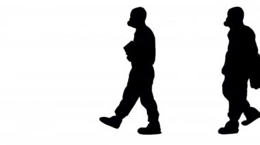 Üç tane dezenfektan ellerinde dezenfektanla içeri giriyor..