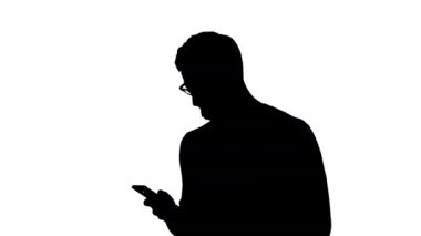 Gözlüklü Siluet Adam öksürük çekiyor ve telefonunu kullanıyor..