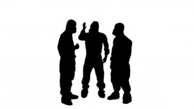 Hazamat giysili siluet doktorlar el ele tutuşuyor. Takım çalışması..