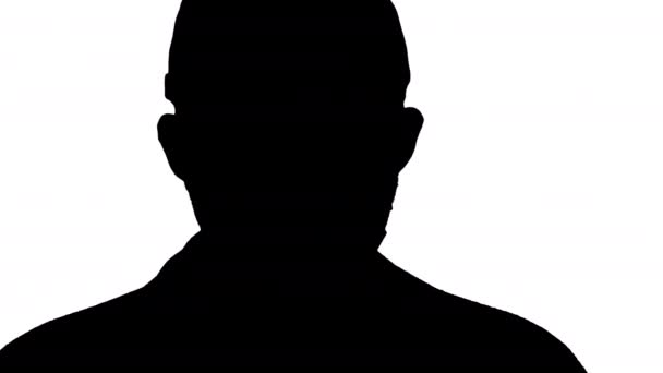 Silhouette Mann mit schwarzer Baseballkappe und medizinischer Maske im Gesicht. — Stockvideo