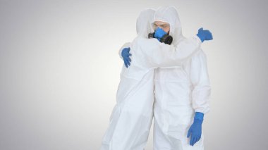 Eğilim geçmişi üzerine başarılı bir konuşmadan sonra iki doktor beşlik çakıyor..