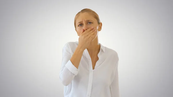 Junge Geschäftsfrau geht krank und hustet auf Steigungshintergrund. — Stockfoto