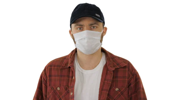 Американский человек в кепке и маске для лица ходит на белом фоне . — стоковое фото