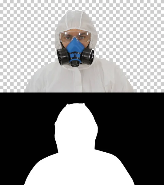 Person i skyddsdräkt och maskpromenader, Alpha Channel — Stockfoto