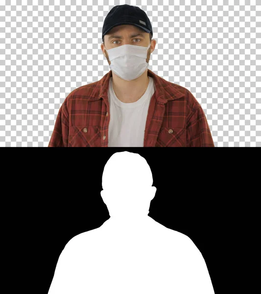 Amerikansk man i mössa och ansikte mask promenader, Alpha Channel — Stockfoto